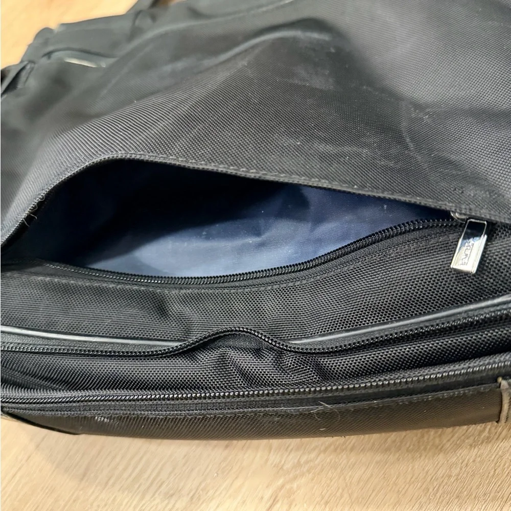 Tumi Vintage Messenger Bag Black Ballistic Nylon Leather Trim Silver Hardware